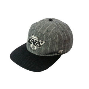 47-Los-Angeles-Kings-Grey-Snapback. Šedý vintage snapback značky 47 s nášivkou loga amerického hokejového týmu NHL Los Angeles Kings.