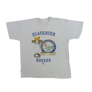 Blackburn-Rovers-Champions-Grey-Mottled-T-Shirt-1-1995. Pánské šedé vintage tričko s krátkým rukávem a potiskem anglického fotbalového týmu Blackburn Rovers. Blackburn-Rovers-Champions-Grey-Mottled-T-Shirt-1-1995. Pánské šedé vintage tričko s krátkým rukávem a potiskem anglického fotbalového týmu Blackburn Rovers.