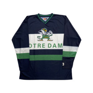 Notre-Dame-Blue-White-Green-Longsleeve-Jersey. Pánský tmavě modrý hokejový vintage dres s potiskem irského hokejového univerzitního týmu Notre Dame Fighting. Notre-Dame-Blue-White-Green-Longsleeve-Jersey. Pánský tmavě modrý hokejový vintage dres s potiskem irského hokejového univerzitního týmu Notre Dame Fighting.