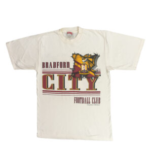 Nutmeg-Bradford-City-T-Shirt. Pánské světle béžové vintage tričko značky Nutmeg s krátkým rukávem a potiskem anglického fotbalového týmu Bradford City na přední i zadní straně. Nutmeg-Bradford-City-T-Shirt. Pánské světle béžové vintage tričko značky Nutmeg s krátkým rukávem a potiskem anglického fotbalového týmu Bradford City na přední i zadní straně.