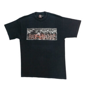 Rage-Against-The-Machine-Black-Vintage T-Shirt 2000 Pánské černé vintage tričko značky Giant s krátkým rukávem a potiskem kapely Rage Against The Machine z na přední straně z roku 2000. Rage-Against-The-Machine-Black-Vintage T-Shirt 2000 Pánské černé vintage tričko značky Giant s krátkým rukávem a potiskem kapely Rage Against The Machine z na přední straně z roku 2000.