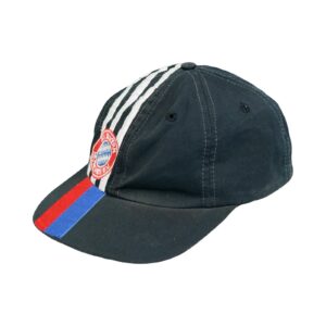 Pánská černá vintage kšiltovka značky Adidas s motivem německého fotbalového týmu Bayern München s nášivkou z obou strann Black Cap