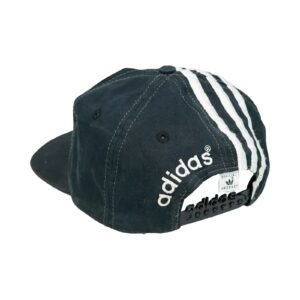 Pánská černá vintage kšiltovka značky Adidas s motivem německého fotbalového týmu Bayern München s nášivkou z obou strann Black Cap