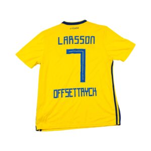Pánský žlutý fotbalový dres značky Adidas s krátkým rukávem a motivem švédské fotbalové reprezentace s hráčem Larsson Yellow Football Soccer Jersey