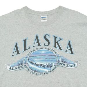 Pánské šedé vintage tričko značky Gildan s krátkým rukávem a potiskem Alaska Sled Dog Racing na přední straně Grey T-Shirt
