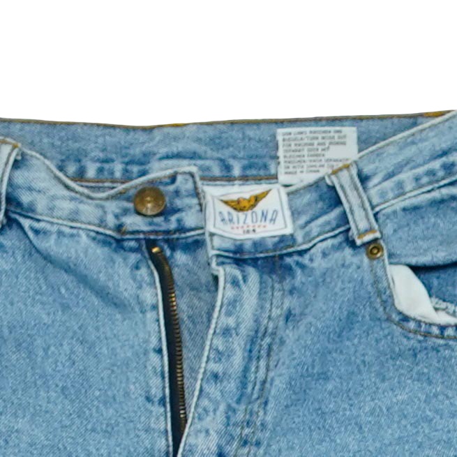Dětské svetle modré vintage džíny značky Arizona s nášivkou na zadní straně. Dětské svetle modré vintage džíny značky Arizona s nášivkou na zadní straně.Arizona Blue Jeans