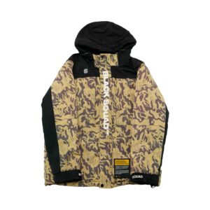 Pánská camo zimní bunda značky Black Squad s černou kapucí a potiskem na přední straně Camo Winter Jacket