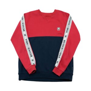 Pánský červený crewneck značky DC Shoes s nášivkou na rukávu Red Dark Blue Crewneck