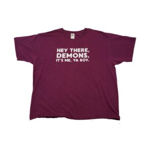 Pánské vínově červené vintage tričko značky Fruit of the Loom s krátkým rukávem a potiskem Hey There Demons na přední straně Red T-Shirt