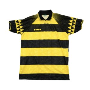 Fotbalový pruhovaný černo žlutý vintage dres značky Diadora s krátkým rukávem a potiskem na přední straně Black Yellow Striped Vintage Football Soccer Jersey