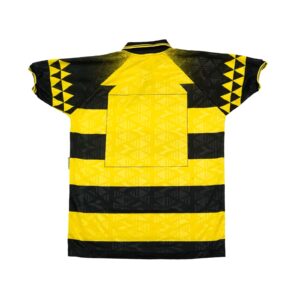 Fotbalový pruhovaný černo žlutý vintage dres značky Diadora s krátkým rukávem a potiskem na přední straně Black Yellow Striped Vintage Football Soccer Jersey