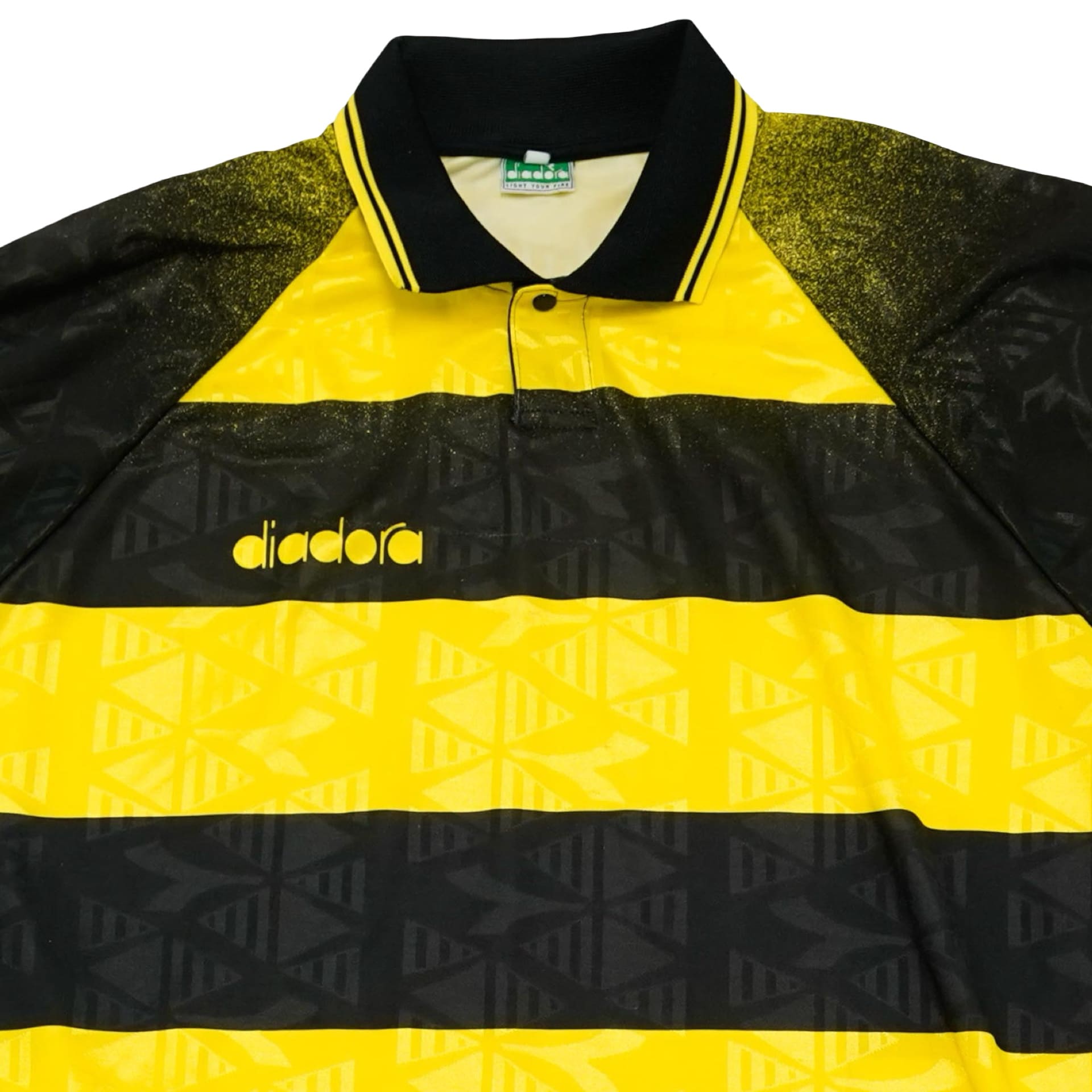 Fotbalový pruhovaný černo žlutý vintage dres značky Diadora s krátkým rukávem a potiskem na přední straně Black Yellow Striped Vintage Football Soccer Jersey