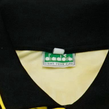 Fotbalový pruhovaný černo žlutý vintage dres značky Diadora s krátkým rukávem a potiskem na přední straně Black Yellow Striped Vintage Football Soccer Jersey