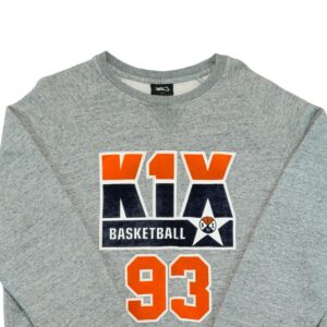 Pánský šedý vintage crewneck značky K1X s nášivkou Basketball 93 na přední straně Grey Crewneck
