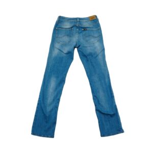 Dámské modré džíny značky Lee s nášivkou na zadní straně.. Lee Blue Jeans