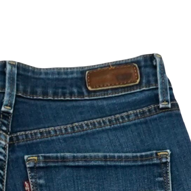Dámské modré džíny značky Levis s nášivkou na zadní straně.. Levis 27 Blue Jeans