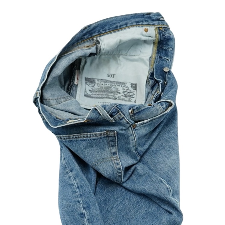 Pánské modré vintage džíny značky Levis - typ 501 s nášivkou na zadní straně.. Levis 501 Jeans