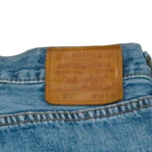 Pánské modré vintage džíny značky Levis - typ 501 s nášivkou na zadní straně.. Levis 501 Jeans
