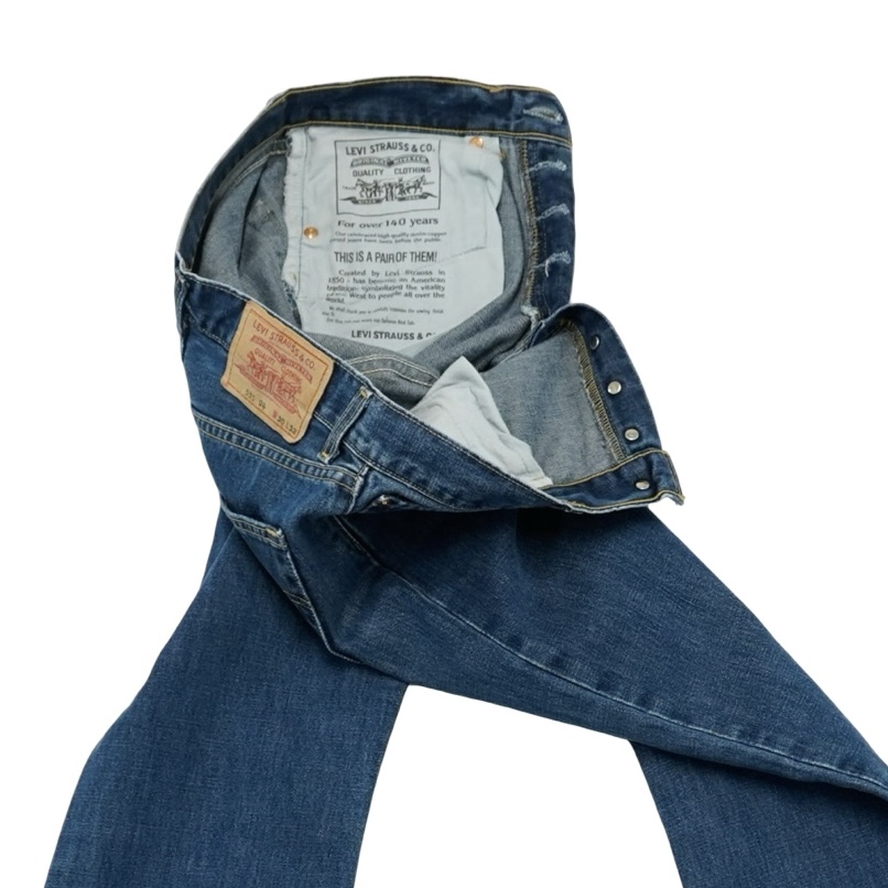 Pánské tmavě modré vintage džíny značky Levi's - typ 535 04 s nášivkou na zadní straně.. Levis 535 04 Jeans