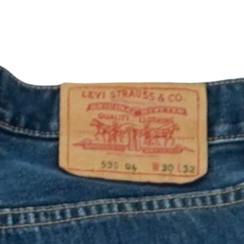 Pánské tmavě modré vintage džíny značky Levi's - typ 535 04 s nášivkou na zadní straně.. Levis 535 04 Jeans