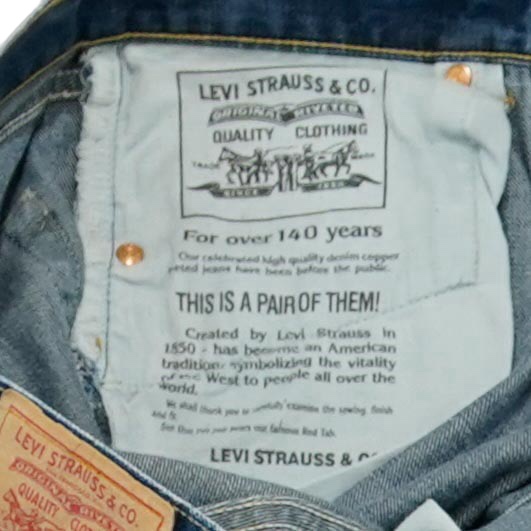 Pánské tmavě modré vintage džíny značky Levi's - typ 535 04 s nášivkou na zadní straně.. Levis 535 04 Jeans