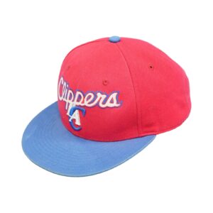 Unisex modro červený snapback značky Adidas s nášivkou loga amerického basketbalového NBA týmu Los Angeles Clippers.. Los Angeles Clippers Red Cap