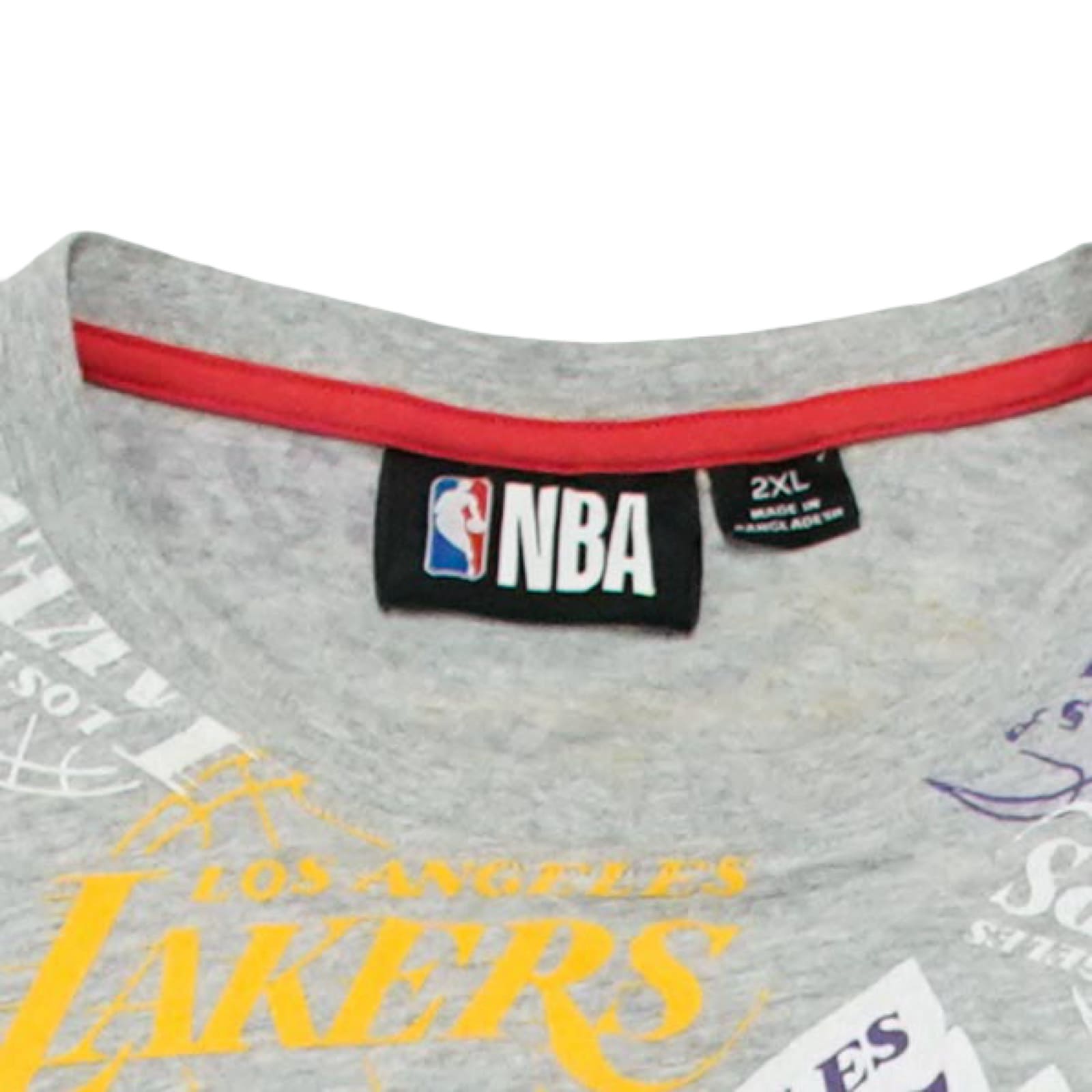 Pánské žluto šedé tričko s krátkým rukávem a potiskem amerického basketbalového NBA týmu Los Angeles Lakers.. Los Angeles Lakers Grey T-Shirt