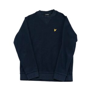 Pánský tmavě modrý svetr značky Lyle & Scott s nášivkou na přední straně Dark Blue Sweater Pánský tmavě modrý svetr značky Lyle & Scott s nášivkou na přední straně Dark Blue Sweater
