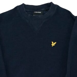 Pánský tmavě modrý svetr značky Lyle & Scott s nášivkou na přední straně Dark Blue Sweater