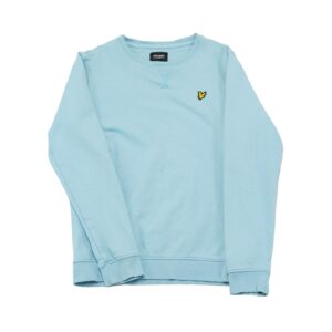 Dětský světle modrý crewneck značky Lyle & Scott s nášivkou na přední straně.. Lyle & Scott Light Blue Crewneck