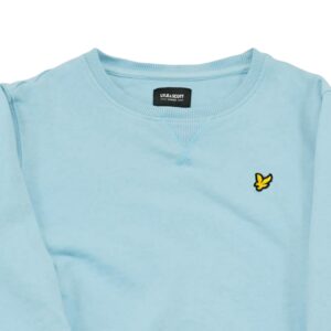Dětský světle modrý crewneck značky Lyle & Scott s nášivkou na přední straně.. Lyle & Scott Light Blue Crewneck