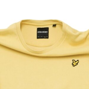 Pánský žlutý svetr značky Lyle & Scott s nášivkou loga na přední straně.. Lyle & Scott Yellow Crewneck
