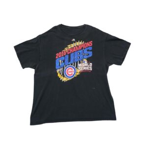 Pánské černé tričko značky Majestic s krátkým rukávem a potiskem amerického baseballového MLB týmu Chicago Cubs na přední straně.. Majestic Cubs 2016 Champions T-Shirt