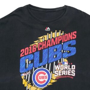 Pánské černé tričko značky Majestic s krátkým rukávem a potiskem amerického baseballového MLB týmu Chicago Cubs na přední straně.. Majestic Cubs 2016 Champions T-Shirt