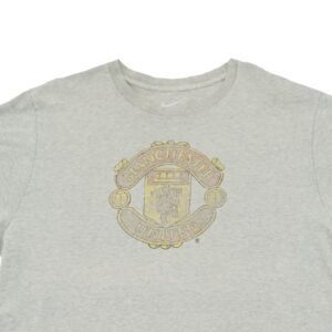 Pánské šedé tričko značky Nike s krátkým rukávem a potiskem anglického fotbalového týmu Manchester United FC.. Nike Manchester United Grey T-Shirt