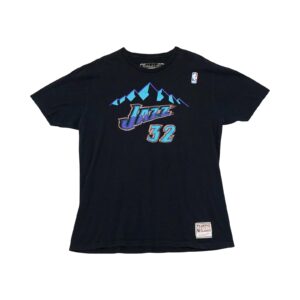 Mitchell & Ness Jazz Black T-Shirt. Pánské černé tričko s krátkým rukávem značky Mitchell & Ness s potiskem týmu NBA Utah Jazzna přední i zadní straně