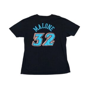 Mitchell & Ness Jazz Black T-Shirt. Pánské černé tričko s krátkým rukávem značky Mitchell & Ness s potiskem týmu NBA Utah Jazzna přední i zadní straně