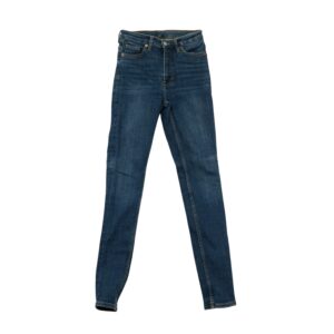 Dámské tmavě modré džíny značky Monki s nášivkou na zadní straně.. Monki Slim Fit Jeans