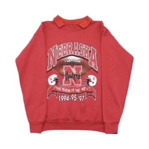 Pánský červený vintage crewneck značky TNT s potiskem amerického fotbalového týmu Nebraska Huskers na přední straně.. Nebraska Huskers Red Crewneck Pánský červený vintage crewneck značky TNT s potiskem amerického fotbalového týmu Nebraska Huskers na přední straně.. Nebraska Huskers Red Crewneck