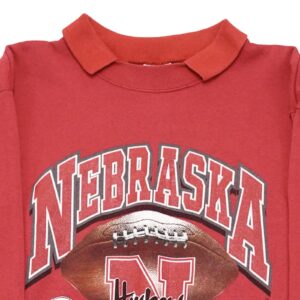 Pánský červený vintage crewneck značky TNT s potiskem amerického fotbalového týmu Nebraska Huskers na přední straně.. Nebraska Huskers Red Crewneck