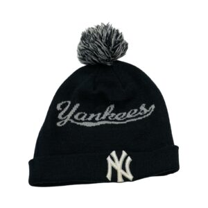 New Era NewYork Yankees Black Beanie. Unisex černá zimní čepice značky New Era s nášivkou baseballového MLB týmu New York Yankees.