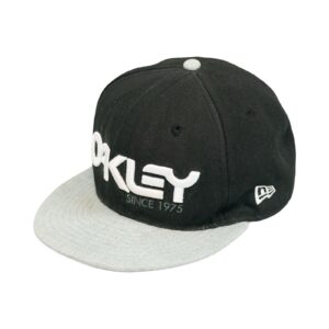 New Era Oakley Black Cap. Unisex černo šedá kšiltovka značky New Era / Oakley.