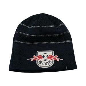 Unisex tmavě modrá zimní čepice značky New Era s nášivkou loga fotbalového týmu Red Bull Leipzig. New Era RB Leipzig Beanie