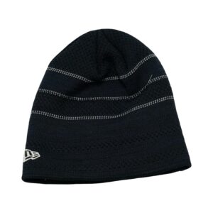 Unisex tmavě modrá zimní čepice značky New Era s nášivkou loga fotbalového týmu Red Bull Leipzig. New Era RB Leipzig Beanie