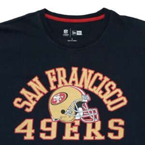 Pánské černé tričko značky New Era s krátkým rukávem a potiskem amerického fotbalové NFL týmu San Francisco 49ers. New Era San Francisco 49ers T-Shirt