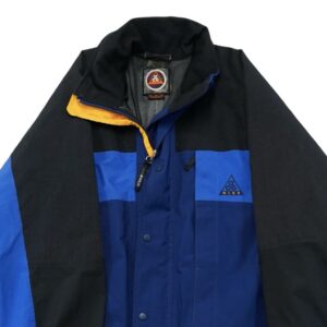 Pánská černo modrá vintage lehká bunda značky Nike ACG s nášivkou loga na prsu.. Nike ACG Jacket