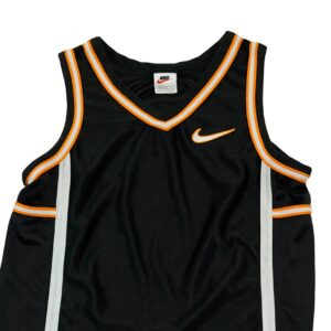 Dětský černý basketbalový vintage dres značky Nike s nášivkou loga na přední straně.. Nike Basketball Jersey