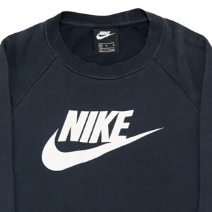 PPánský černý crewneck značky Nike s potiskem na přední straně.. Nike Black Crewneck
