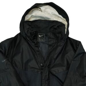 Pánská černá lehká nepromokavá bunda značky Nike.. Nike Black Jacket