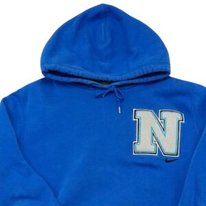 Pánská modrá mikina s kapucí značky Nike s nášivkou na přední straně.. Nike Blue Hoodie 1